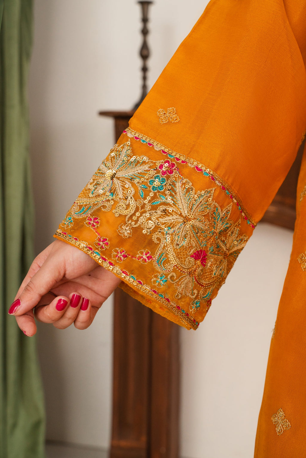 Gul (Yellow Orange)